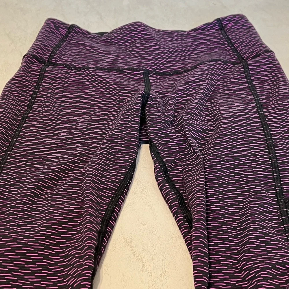 LULULEMON ATHLETICA GEAR UP SCORE JACQUARD PURPLE BLACK MESH CROP LEGGING SIZE 4